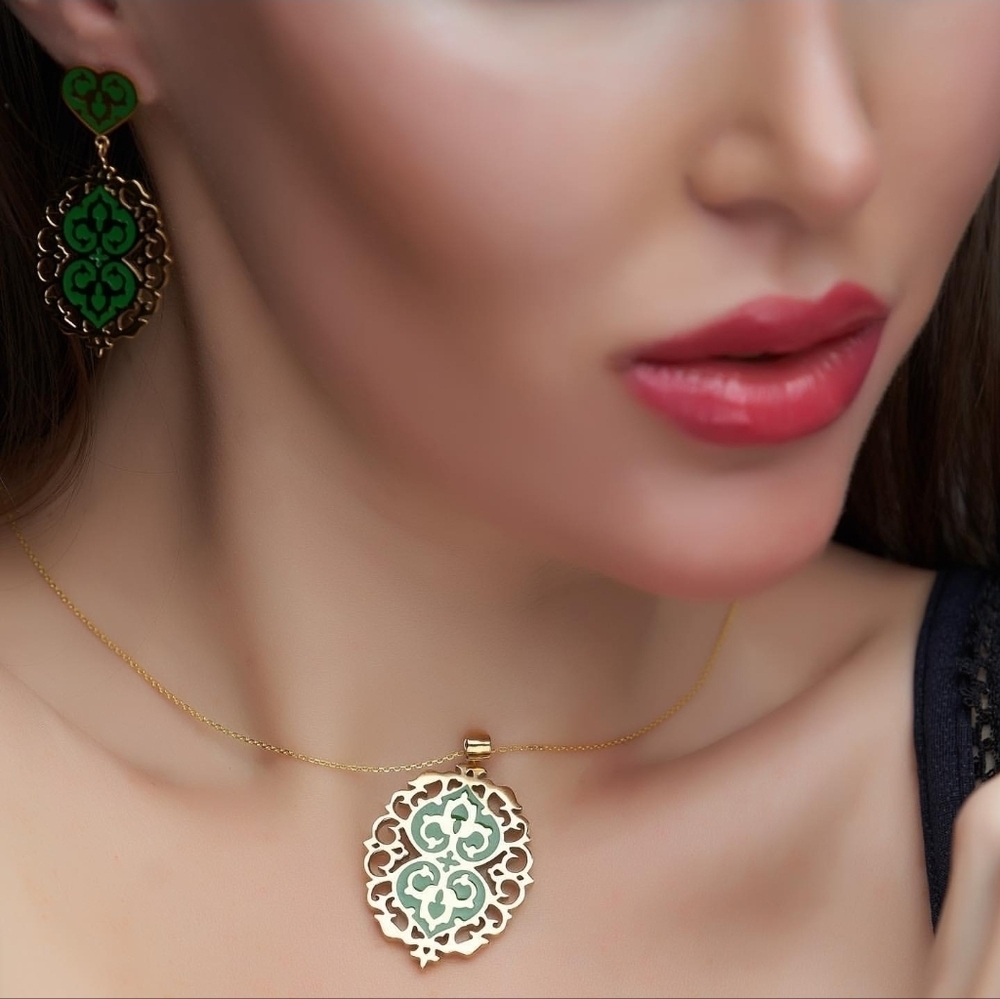 Stainless Steel Elegant Gold & Green Filigree Pendant Necklace ✨ Statement Jewel